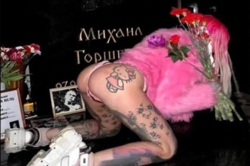 Мастер маникюра устроила эротическую фотосессию на могиле Горшка