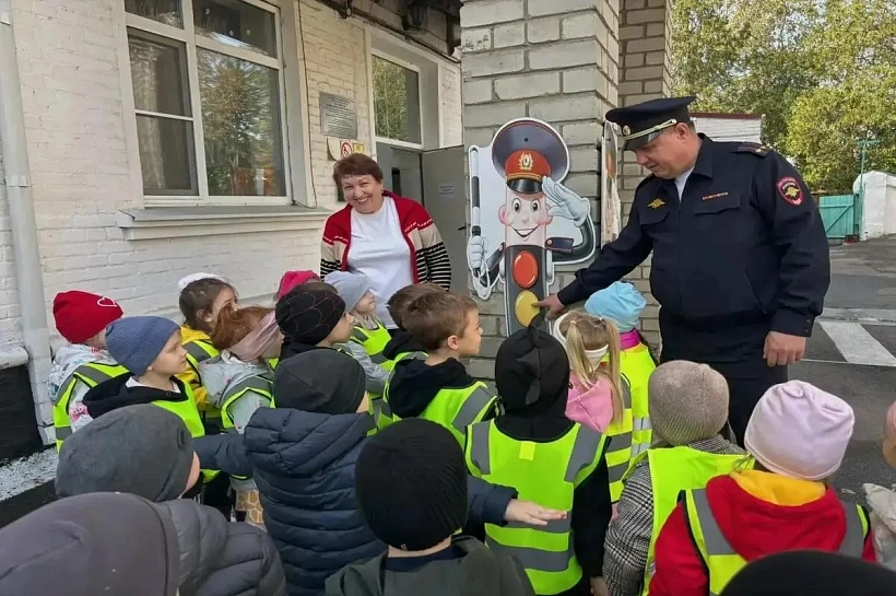 Госавтоинспекция научила дошкольников безопасно переходить дорогу