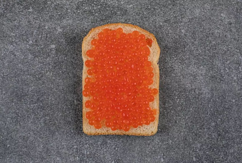 Рекордный улов лосося в России снизит цены на красную икру к Новому году