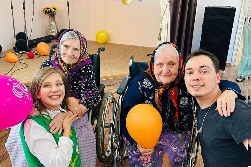 Родиона Газманова застукали за обжимашками в пансионате для пожилых людей