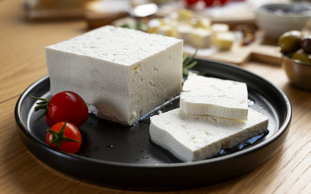 Здоровье и витамины в каждом ломтике: чем полезна брынза