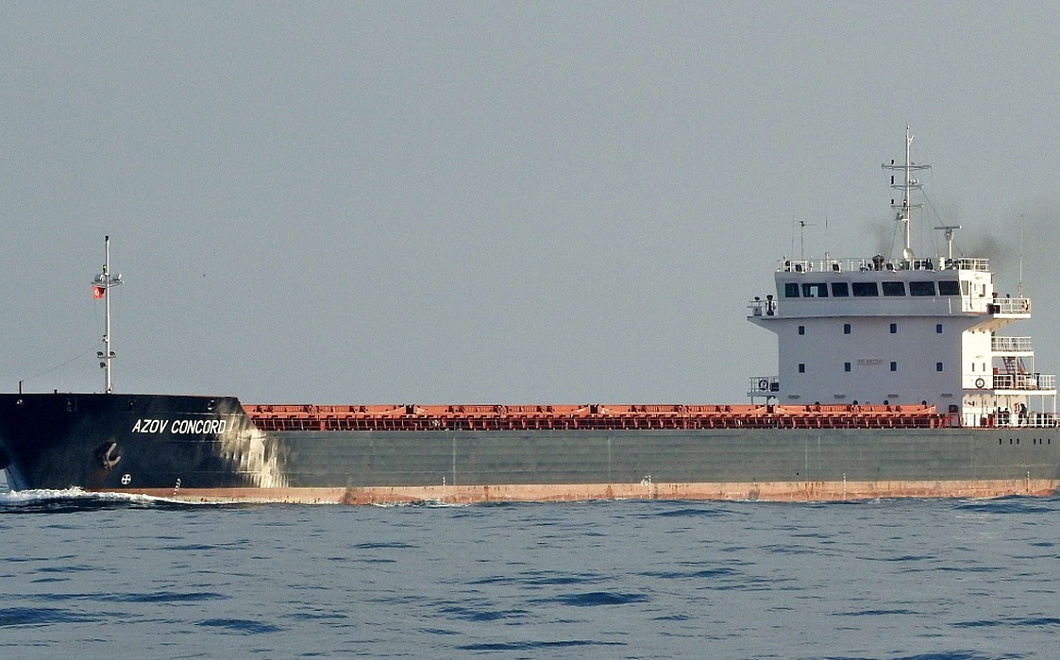 Первое иностранное судно под защитой наших военных отправилось из Мариуполя в Новороссийск