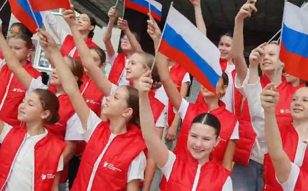 В Мостовском юные артисты устроили флешмоб с триколором на избирательном участке