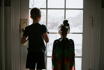 На лечение бабушки: двое детей отдали мошеннику миллион рублей из заначки родителей