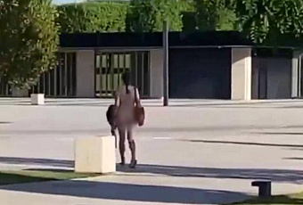 Девушка прогулялась голышом возле парка Галицкого и попала на видео