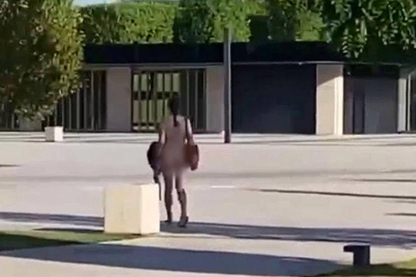 Девушка прогулялась голышом возле парка Галицкого и попала на видео
