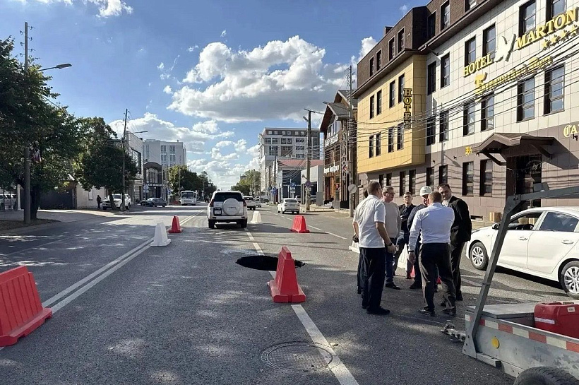 В Краснодаре восстанавливают коллектор на улице Красных Партизан после провала. Движение транспорта ограничат