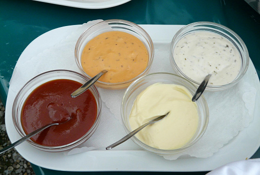 Можно и без майонеза: чем заменить в кулинарии популярный, но вредный для здоровья соус