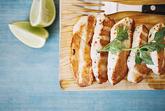 Сочная грудка без усилий: 3 секрета шеф-повара для идеального ЗОЖ-питания