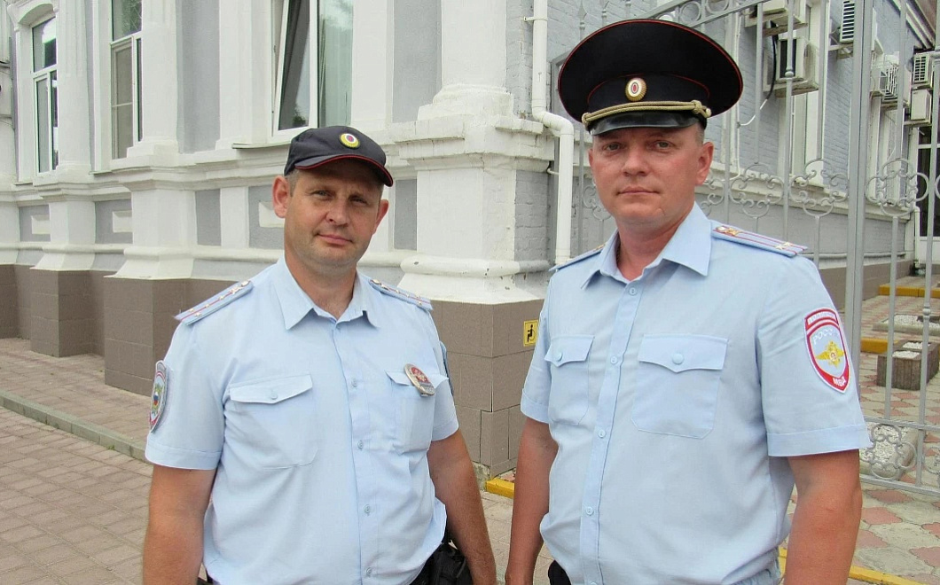 Полицейские спасли мужчину от прыжка с крыши многоэтажки в Ейске