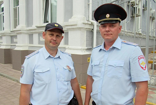 Полицейские спасли мужчину от прыжка с крыши многоэтажки в Ейске