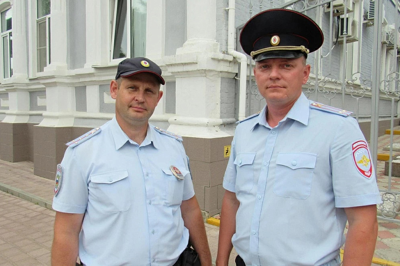 Полицейские спасли мужчину от прыжка с крыши многоэтажки в Ейске