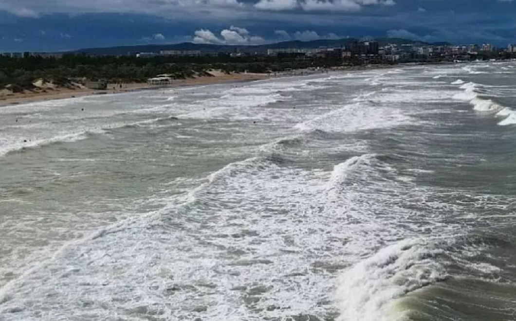 Красные флаги на пляжах: почему в Анапе нельзя купаться в море