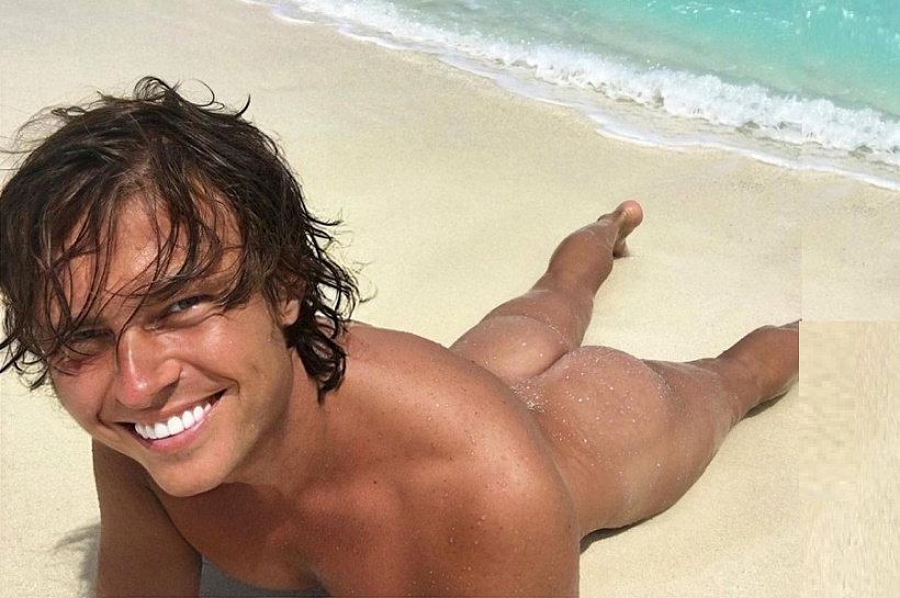 «Ба, булочки напряглись»: Прохор Шаляпин показал, как надо загорать нагишом