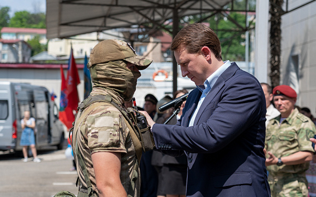 Возвращение героев: участвовавших в спецоперации росгвардейцев наградили в Сочи