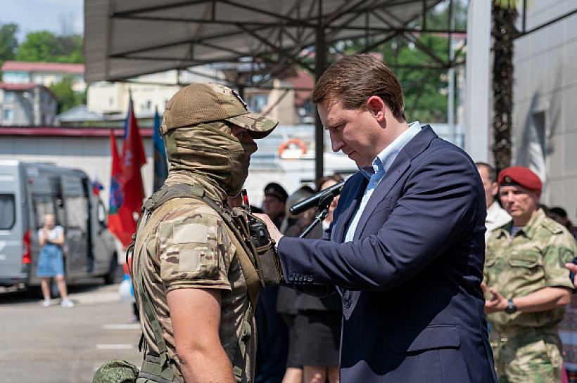 Возвращение героев: участвовавших в спецоперации росгвардейцев наградили в Сочи