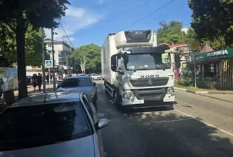 Рефрижератор раздавил женщину на пешеходном переходе в Сочи