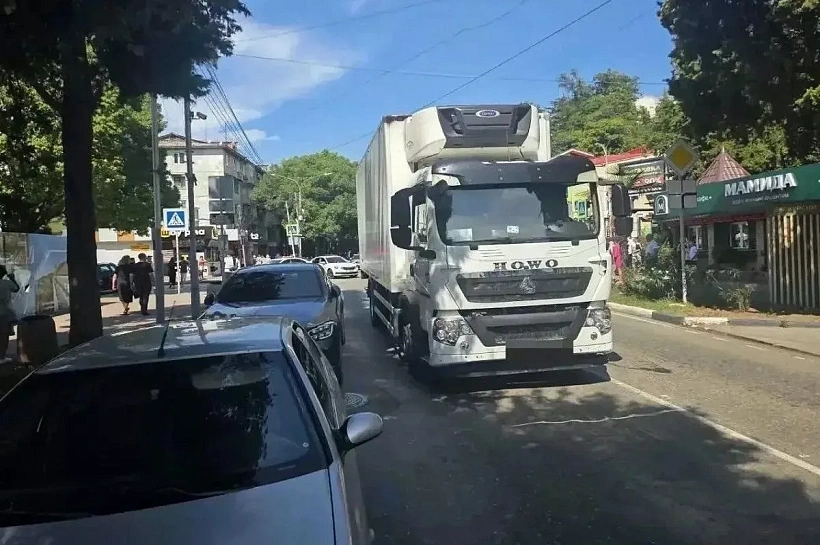 Рефрижератор раздавил женщину на пешеходном переходе в Сочи