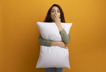 Будто новая: как почистить перьевую подушку