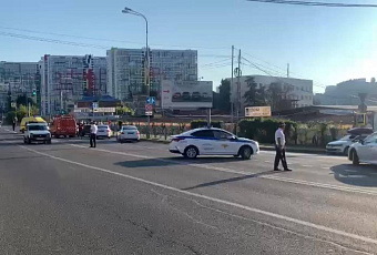 В Сочи водитель «Рено» устроил массовое ДТП с пятью иномарками. Есть пострадавшие