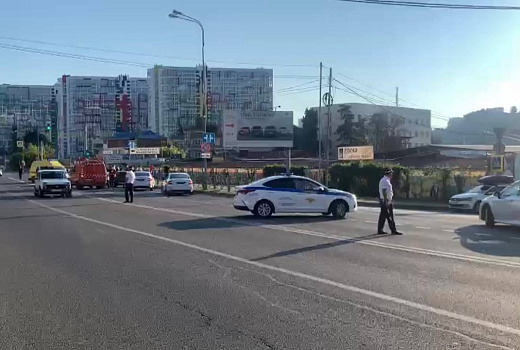В Сочи водитель «Рено» устроил массовое ДТП с пятью иномарками. Есть пострадавшие