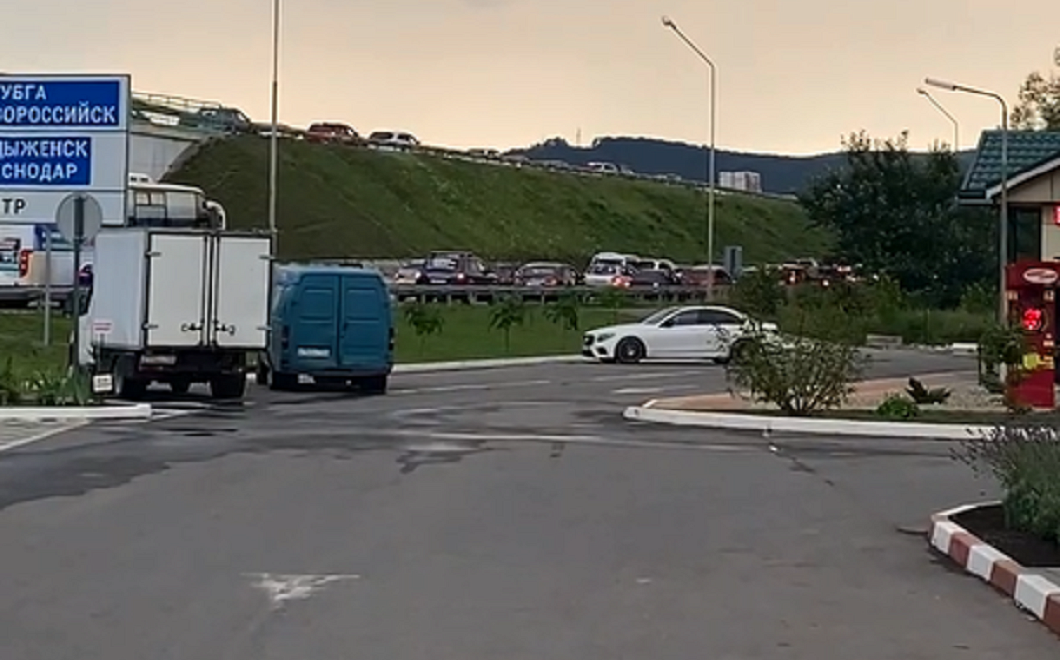Гигантская пробка растянулась на трассе по пути к Черному морю
