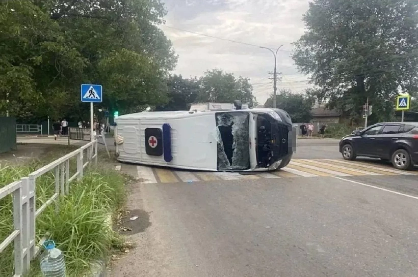 Пять человек пострадали в жестком ДТП с каретой скорой помощи на Кубани