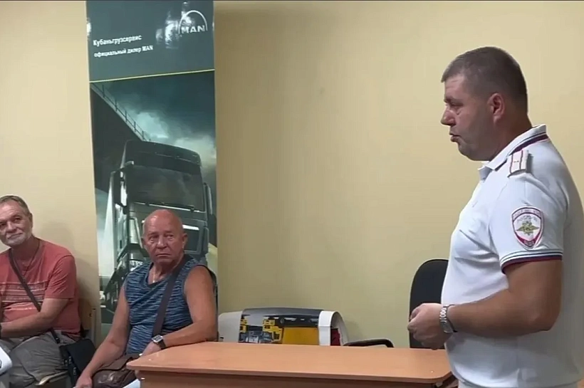 В Краснодаре автоинспекторы провели инструктаж для водителей школьных автобусов
