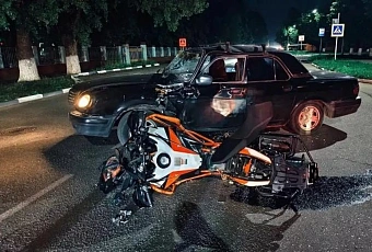 В Армавире в ДТП с участием автомобиля и мотоцикла пострадали два человека, в том числе несовершеннолетний