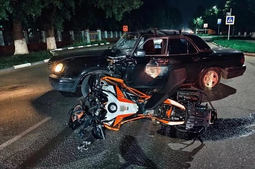 В Армавире в ДТП с участием автомобиля и мотоцикла пострадали два человека, в том числе несовершеннолетний