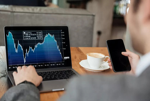 Индекс Мосбиржи снижается на фоне геополитических рисков и конца дивидендного сезона