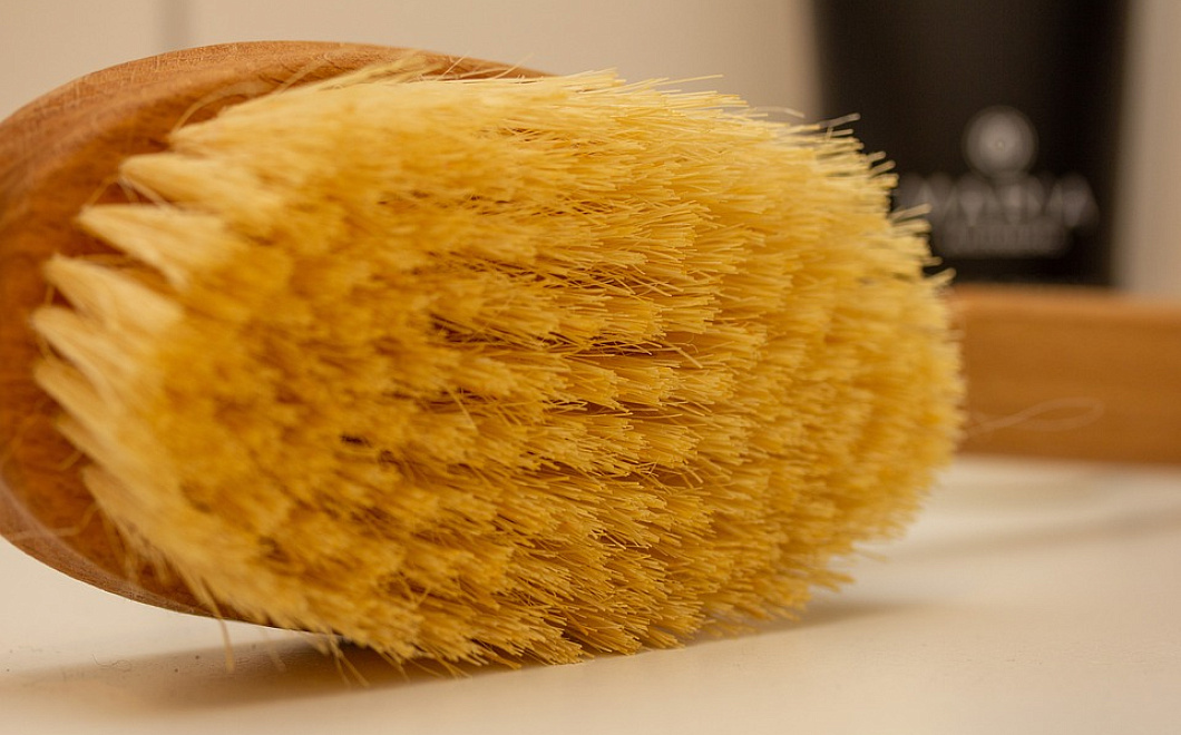 Боремся с целлюлитом: может ли быть опасен массаж сухой щеткой