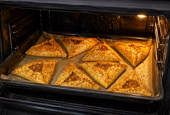 Пирожки с мясом и картофелем: тонкое тесто замешиваем на сметане