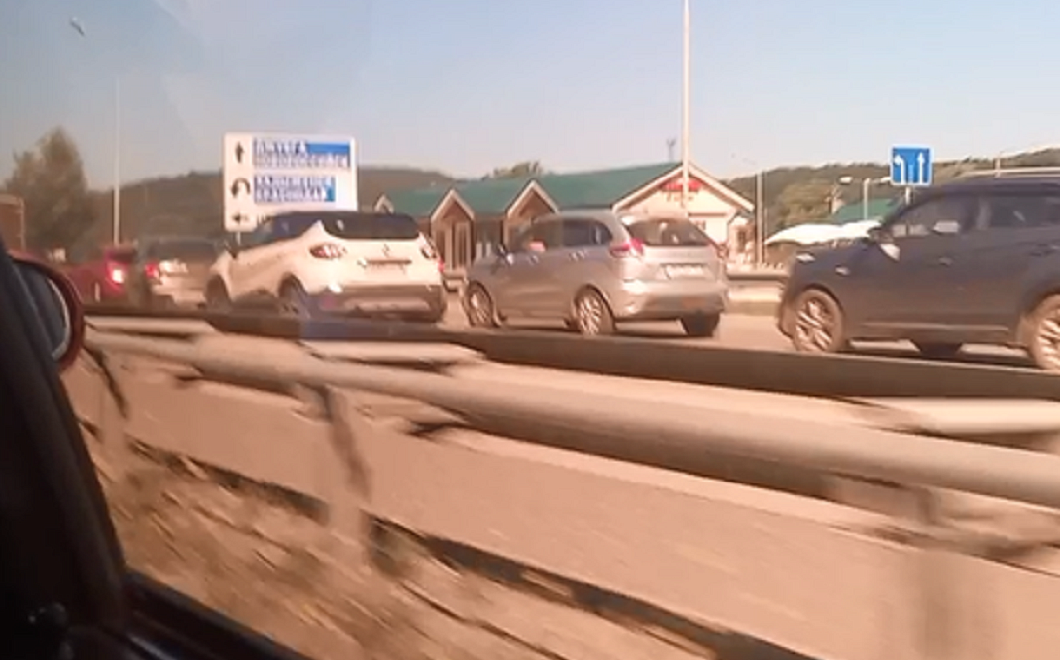 Гигантская пробка образовалась в направлении Черного моря: машины стоят под Горячим Ключом 
