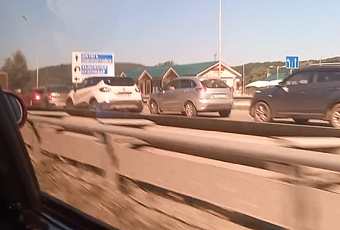 Гигантская пробка образовалась в направлении Черного моря: машины стоят под Горячим Ключом 