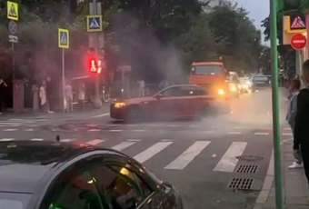 Водитель устроил опасный дрифт в центре Москвы и возмутил пользователей сети