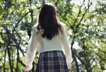 Педофил напал на двух школьниц в московском парке