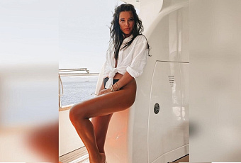 Застряло в половинках: Ксения Бородина сделала фотосессию в бикини, которое впилось в самые интимные части тела 