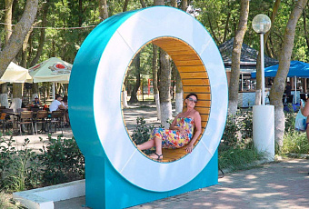 Скамейки-кольца с подсветкой установили в пригороде Геленджика