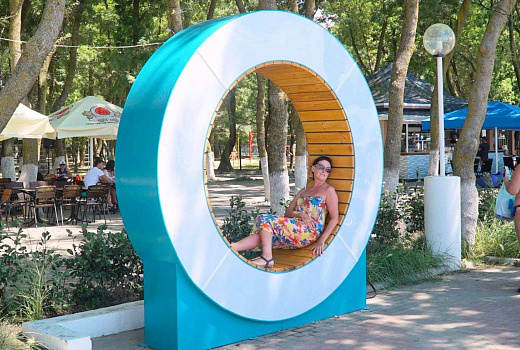 Скамейки-кольца с подсветкой установили в пригороде Геленджика