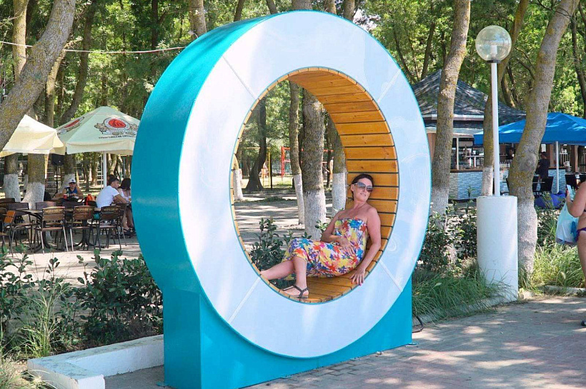 Скамейки-кольца с подсветкой установили в пригороде Геленджика