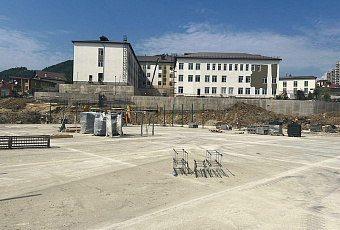 Две школы и детский сад возводят на сложном рельефе в Сочи