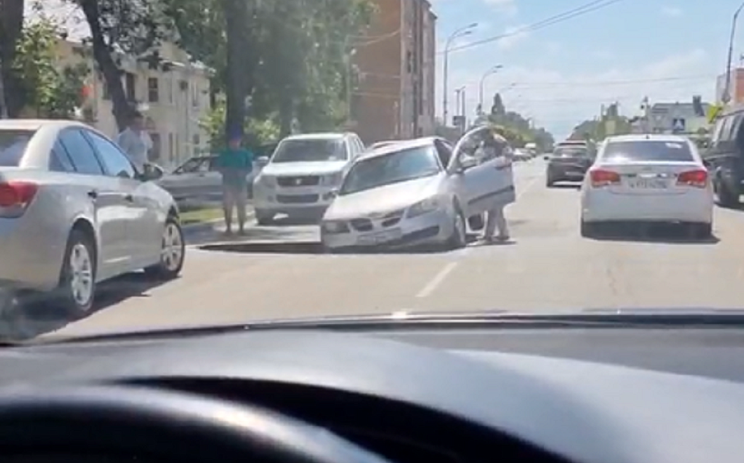 Легковушка угодила в гигантский провал на дороге в центре Славянска-на-Кубани