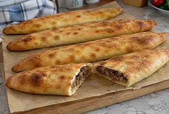 Закрытое турецкое пиде с мясом: раскатываю мягкое тесто и прячу внутрь фарш с луком