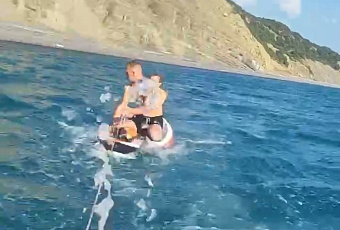 Инспектор заповедника Утриш спас унесенных в море туристов на сапборде