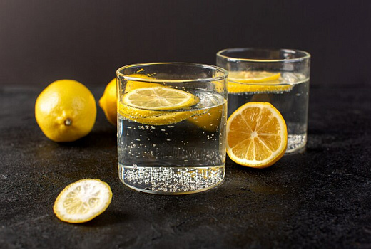 Врачи объяснили, почему нужно пить лимонную воду по утрам