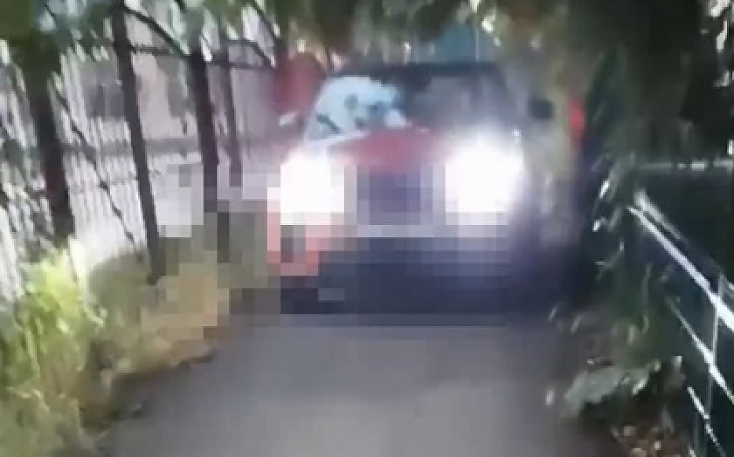 В Краснодаре женщину на кабриолете оштрафовали за езду по тротуару рядом со школой  