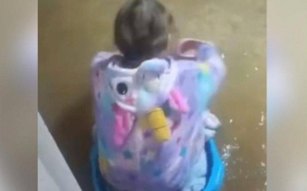 Девочка плавала по затопленной квартире в тазу и попала на видео