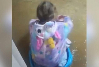Девочка плавала по затопленной квартире в тазу и попала на видео