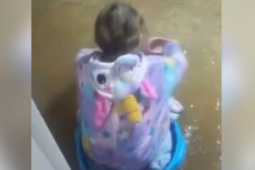 Девочка плавала по затопленной квартире в тазу и попала на видео